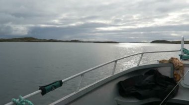 Hitra, Sr-Trndelag / Norveç 11 Temmuz 2016: Isle of Hitra, Norveç'te Balık tutma. çevresinde peyzaj. su ve kayalar.