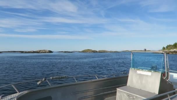 Hitra, Sr-Trndelag / Norge juli 11 2016: fiske i Norge på ön Hitra. landskap runt. vatten och stenar. — Stockvideo