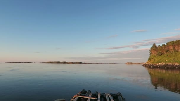 在挪威小岛 Hitra 在钓鱼。周围的风景。水和岩石. — 图库视频影像
