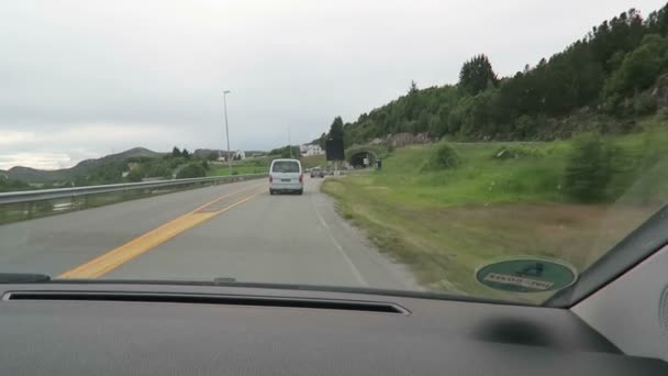 Hemnskjel, Trndelag / Norge juli 07 2016: kör längs vägen mot Hitra tunneln att nå Hitra isle — Stockvideo