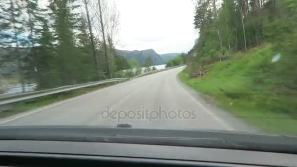 ELVERUM, Hedmark / NORWAY 07 июля 2016: проезд по автомагистрали E6 из Осло в направлении Тронхейма (Норвегия) ) — стоковое видео