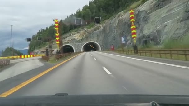 HEMNSKJEL, Трнделаг / НОРВЕГИЯ 07 июля 2016: проезд вдоль дороги к тоннелю Хитра, чтобы добраться до острова Хитра — стоковое видео
