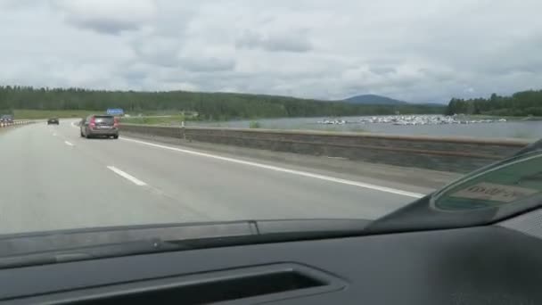 ELVERUM, Hedmark / NORVEGIA 07 Luglio 2016: percorrendo l'autostrada E6 da Oslo verso Trondheim (Norvegia) ) — Video Stock