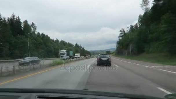 ELVERUM, Hedmark / NORUEGA Julho 07 2016: condução ao longo da auto-estrada E6 de Oslo para Trondheim (Noruega ) — Vídeo de Stock