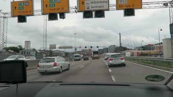 Oslo, oslo / norwegen 07. Juli 2016: auf der autobahn e6 von oslo in Richtung trondheim (norwegen)) — Stockvideo