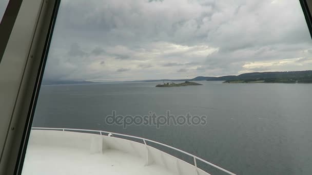 Veerboot langs de Oslo Fjord met zijn kleine eilanden — Stockvideo