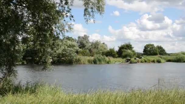 Группа рыбаков на реке Гавел (Бранденбург, Германия) ) — стоковое видео