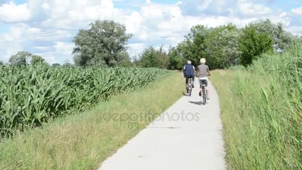 Dva na kole podél cyklostezky řeky havel (Braniborsko, Německo). Havelradweg. — Stock video