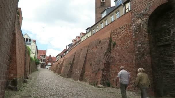 오래 된 벽돌 돌 도시 벽 — 비디오