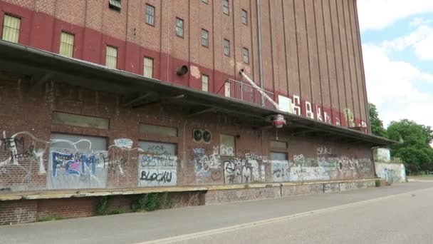 Régi ipari épületben a kikötő Tangermuende graffiti. Brut reserve fecske — Stock videók