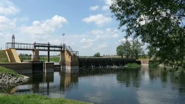 Havel River yaz aylarında eski iğne weir. Brandenburg - Almanya