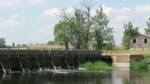 Havel River yaz aylarında eski iğne weir. Brandenburg - Almanya — Stok video