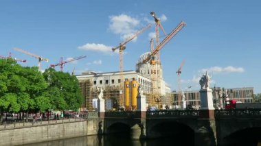  trafik ve Berliner Stadtschloss yeniden yanında yol boyunca insanlar