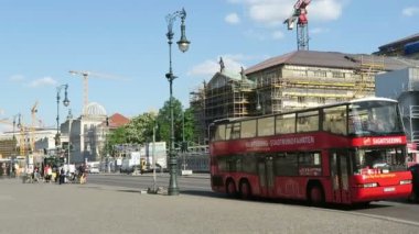 trafik ve Berliner Stadtschloss yanında yol boyunca insanlar