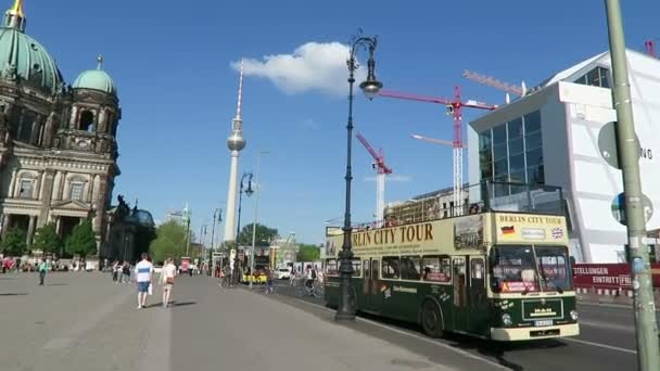 Движение и люди, идущие вдоль дороги рядом с Berliner Stadtschloss восстановления — стоковое видео