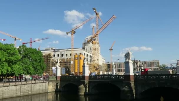 Traffic and people going along the road next to Berliner Stadtschloss rebuilding — Stock Video