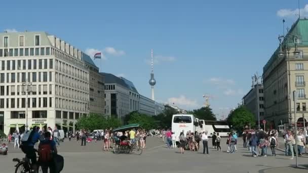 Människor som gick över den Pariser Platz i Berlin stadsdelen Mitte. — Stockvideo