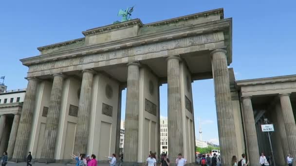 Les gens marchent le long du chemin à travers le Brandenburger Tor à Berlin — Video