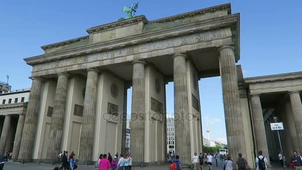 : Gente caminando por el camino a través del Brandenburger Tor en Berlín — Vídeo de stock