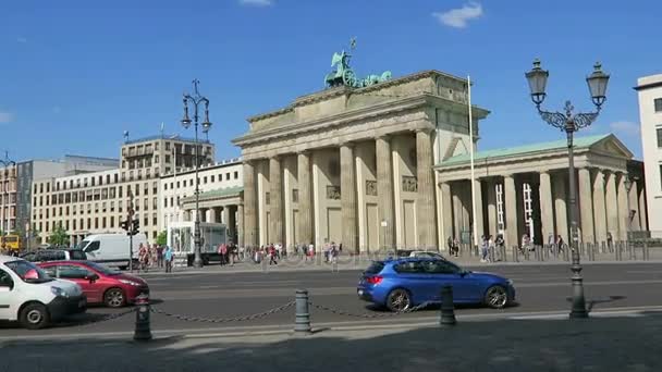 Coches y autobuses están pasando por el Brandenburger Tor en el distrito de Berlín Mitte . — Vídeos de Stock