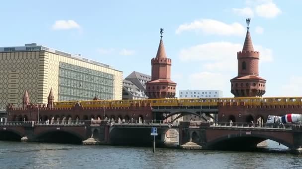 Gula tunnelbanan förbi Oberbaumbruecke längst upp på bron. — Stockvideo