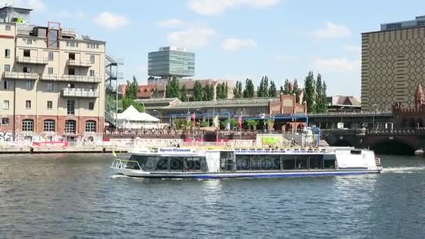 Imbarcazione turistica sul fiume Sprea a Oberbraumbruecke a Berlino . — Video Stock