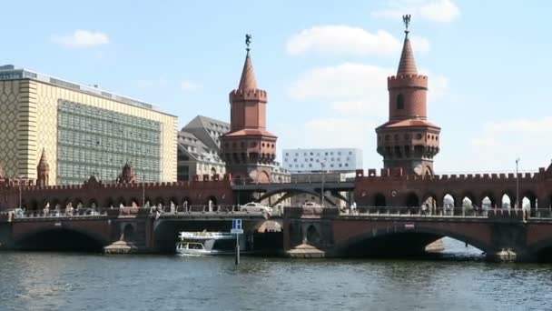 Turist båt körning på Spree floden vid Oberbraumbruecke i Berlin — Stockvideo