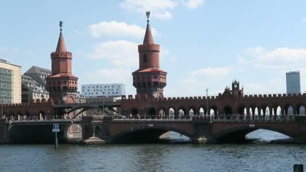 Câmera pan sobre o Oberbaumbruecke em Berlim — Vídeo de Stock