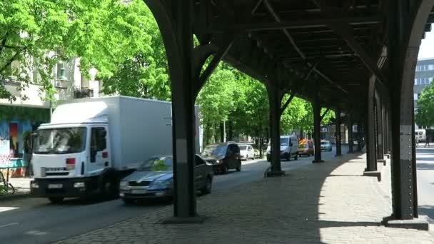 Автомобіль на дорозі. Трафік в Берліні Кройцберг району. Берлін. — стокове відео