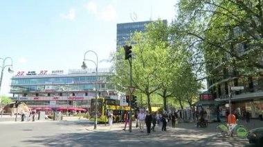 Batı Berlin kudamm yürüyüş insanlar