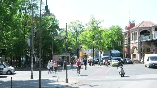 Autó egy úton. Forgalom, Berlin Kreuzberg kerületben. Berlin. — Stock videók