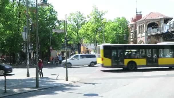 Coche en una carretera. Tráfico en el distrito de Berlin Kreuzberg. Berlín . — Vídeo de stock
