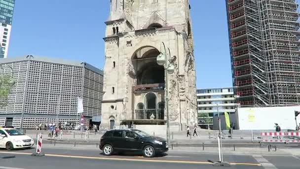 Iglesia conmemorativa en la ciudad de Berlín oeste con turistas de tráfico — Vídeos de Stock