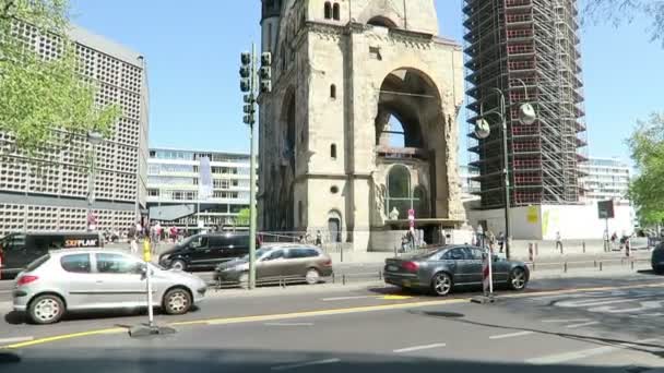 Gedächtniskirche i Berlin city west med trafik turister — Stockvideo
