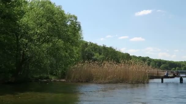 Парусники и моторные лодки на реке Хавел рядом с Потсдамом (Германия) ) — стоковое видео