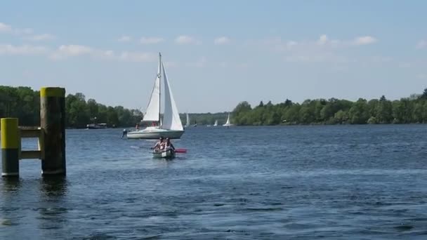 Łodzi żaglowych i motorowych na rzece Haweli i obok Poczdam (Niemcy) — Wideo stockowe