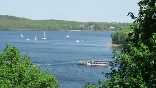 Segelbåtar och motorbåtar på havel floden bredvid Potsdam (Tyskland) — Stockvideo