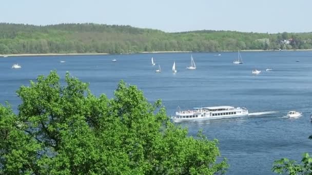Segelbåtar och motorbåtar på havel floden bredvid Potsdam (Tyskland) — Stockvideo