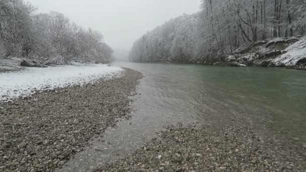 Paisaje invernal en el río Isar. nevando. situado junto a Pullach (Baviera, Alemania ) — Vídeo de stock