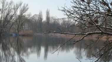 Havel Nehri kış zamanında koyunda kar