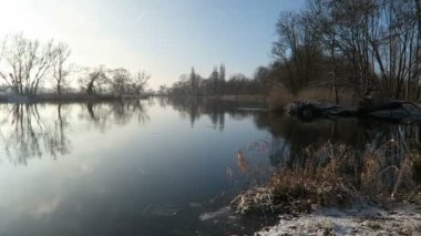 Havel Nehri kış zamanında koyunda kar