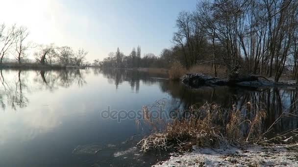 Bahía de nieve en el río Havel en invierno — Vídeo de stock