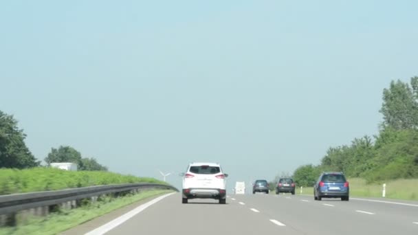 Auf der A2 in Niedersachsen in der Nähe der Stadt Braunschweig. — Stockvideo