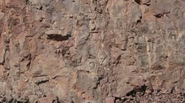 bir açık çukur maden ocağında görüntüleyin. porfir kayalar. kamera pan.