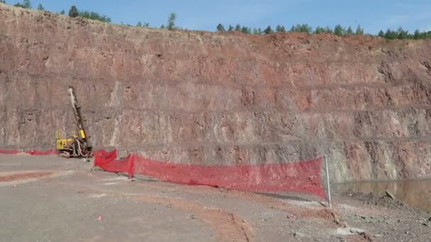 Meg egy nyílt-pit bánya kőbánya. porfír sziklák. kamera pan — Stock videók