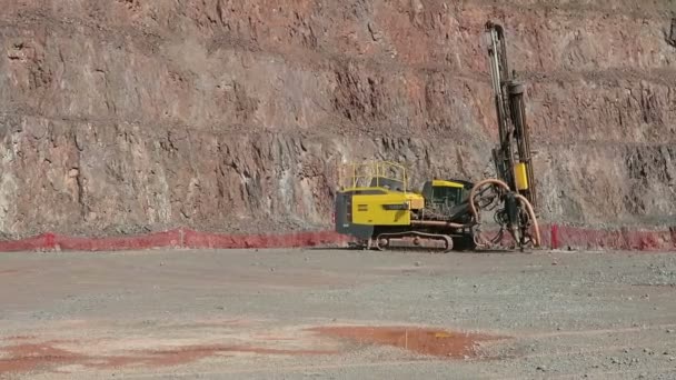 Meg egy nyílt-pit bánya kőbánya. porfír sziklák. kamera pan — Stock videók