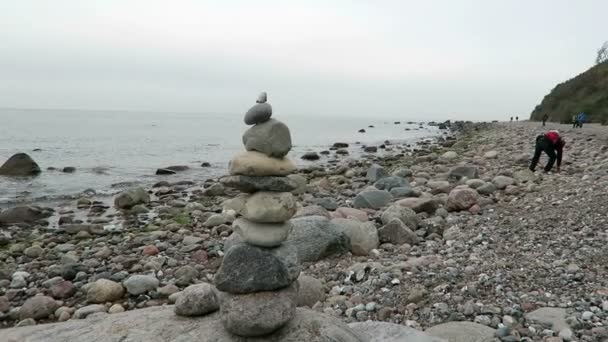 Paysage d'automne sur la plage de Hiddensee (Allemagne). Les gens marchent le long . — Video