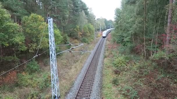 De Duitse ice trein rijden langs de spoorweg naar Neu Mukran op Rugen eiland. — Stockvideo