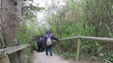 Alt katta bir yol Cape beach Arkona tebeşir uçuruma Baltık denizde insanlar. 