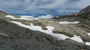 Grossglockner dağ bölgesinde Gramsgrubenweg yol boyunca yürüyüş uzun yürüyüşe çıkan kimse